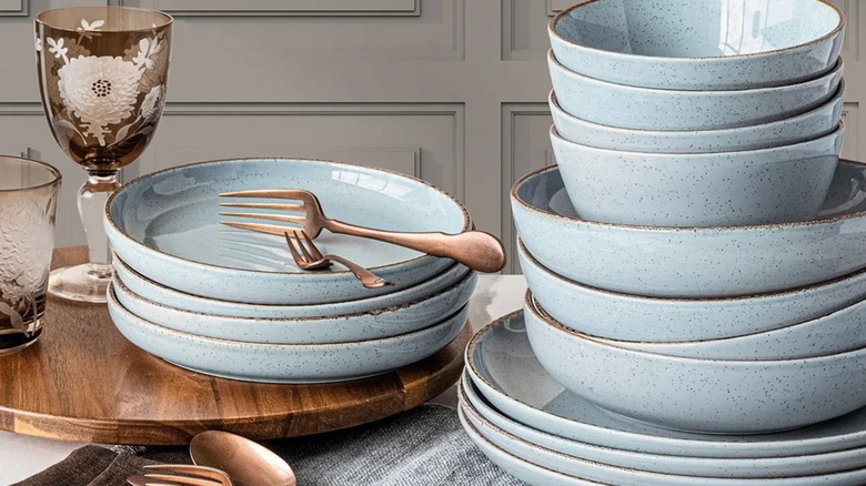 over&back Options 16-piece Dinnerware Set