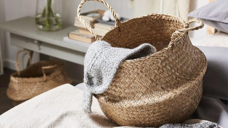 FLÅDIS on a bed with a knitted article stored within