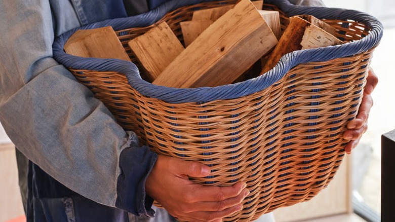 OMMJÄNGE Basket being used to carry firewood