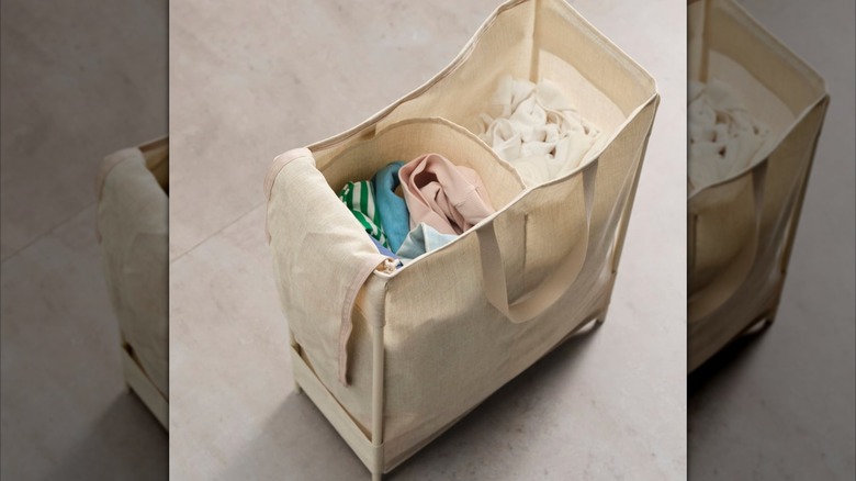PURPLINGA Laundry bag holding a variety fabric articles