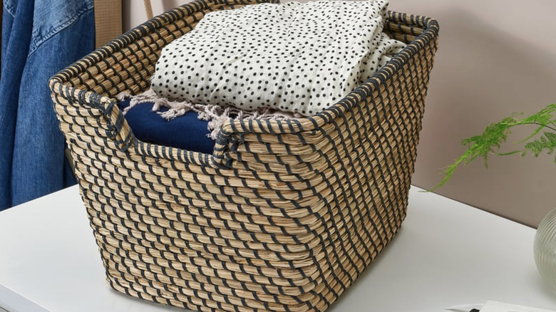 ÅSUNDEN Basket on top of washing machine with blankets inside