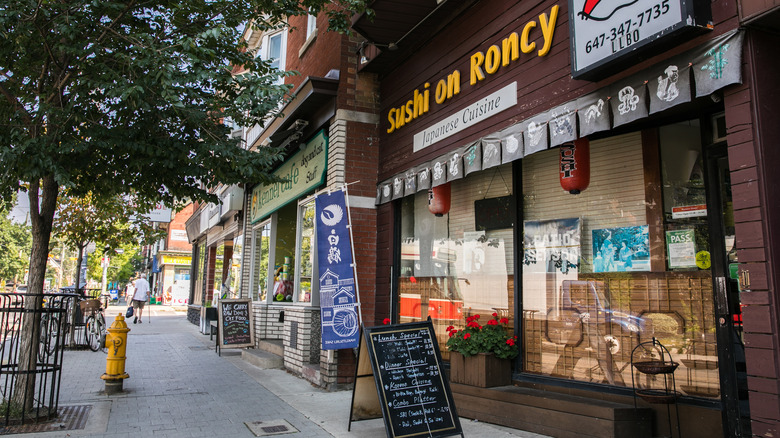Sushi and shops in Roncy
