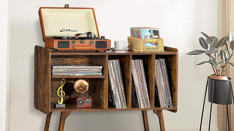 The Lerliuo record stand with a turntable and vinyl records next to a plant.