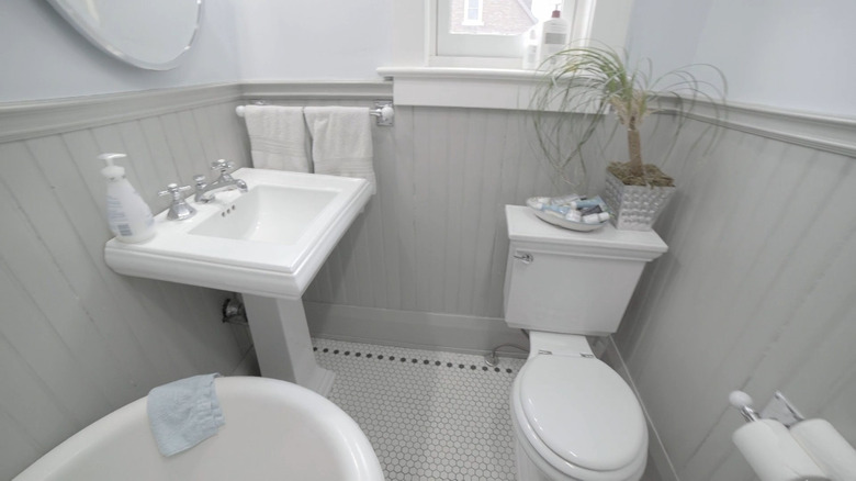 small neutral bathroom