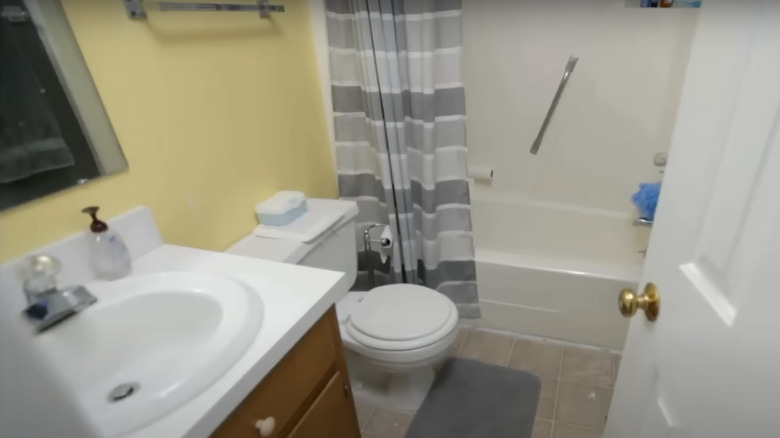 old bathroom with yellow walls
