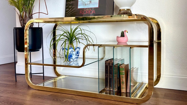 Decorated short 1970s brass étagère shelving unit