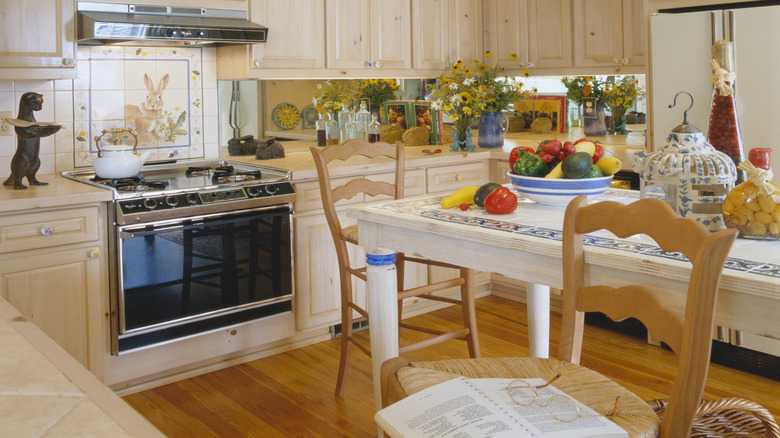 View of a kitchen with a 90s design aesthetic.