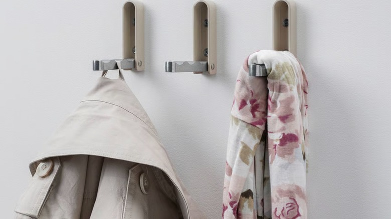 KLYKET Hooks holding a coat and scarf