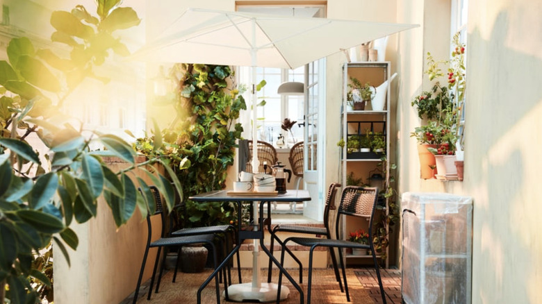 TVETÖ umbrella on an attractive and sunny patio space