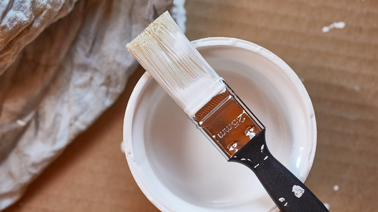 paint brush on paint can 