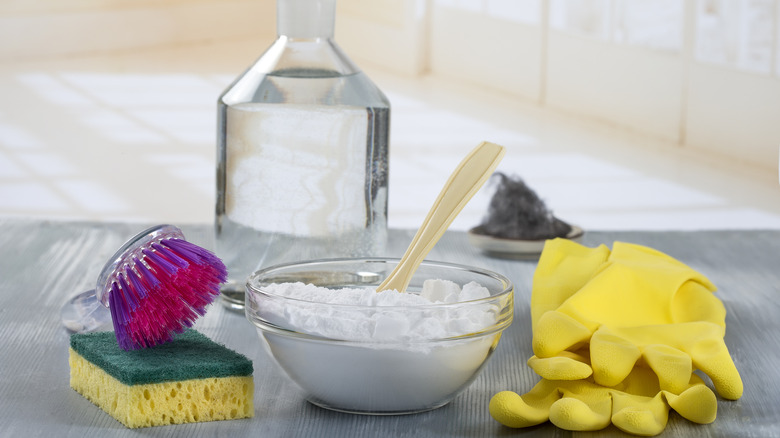 bicarbonato di sodio con prodotti per la pulizia