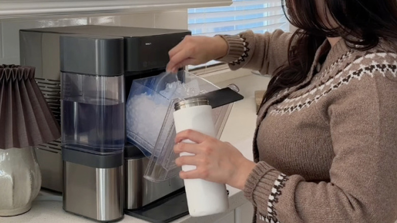 woman using countertop nugget ice maker