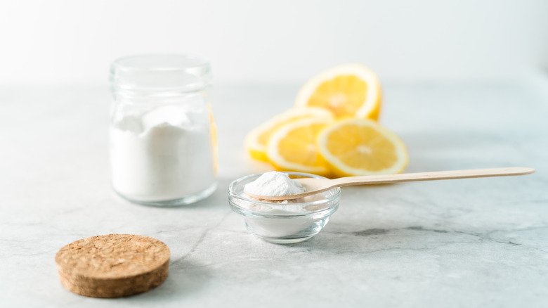 baking soda and lemon slices