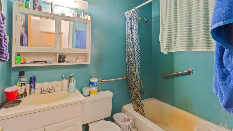 Cluttered bathroom that needs cleaning