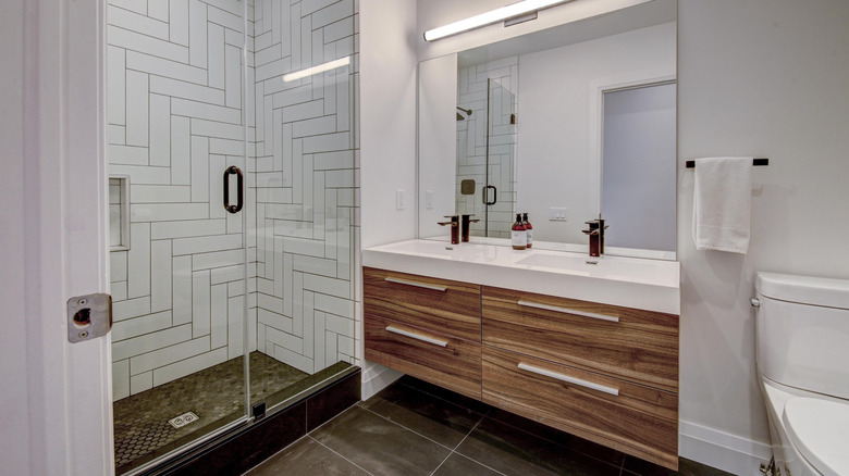 A small but well-designed bathroom with lots of storage