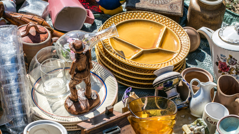 The Beautiful DIY That Turns Thrifted Coffee Mugs & Plates Into A Herb Garden