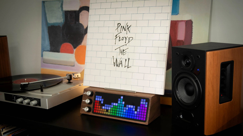The Petru vinyl record stand playing a Pink Floyd song