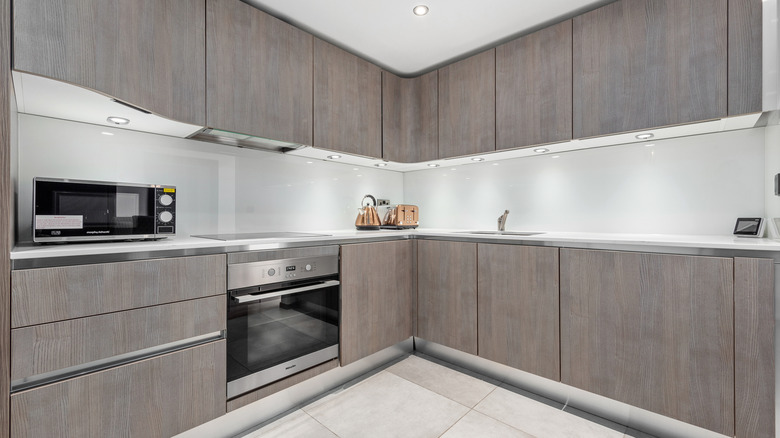 Modern gray kitchen with glass backsplash