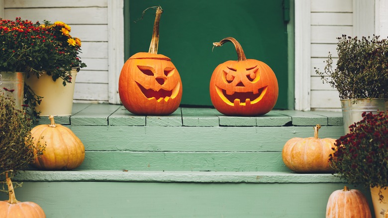 jack o lanterns on steps