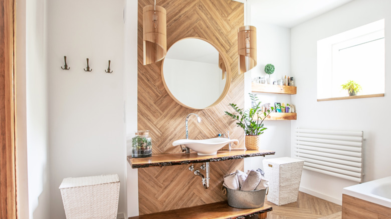 Bathroom with wood and plants