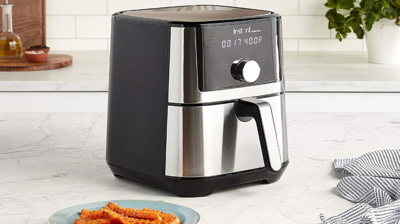 Instant Pot Vortex Plus 4QT air fryer on a kitchen countertop