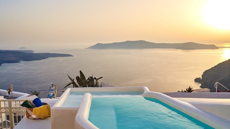outdoor plunge pool overlooking ocean