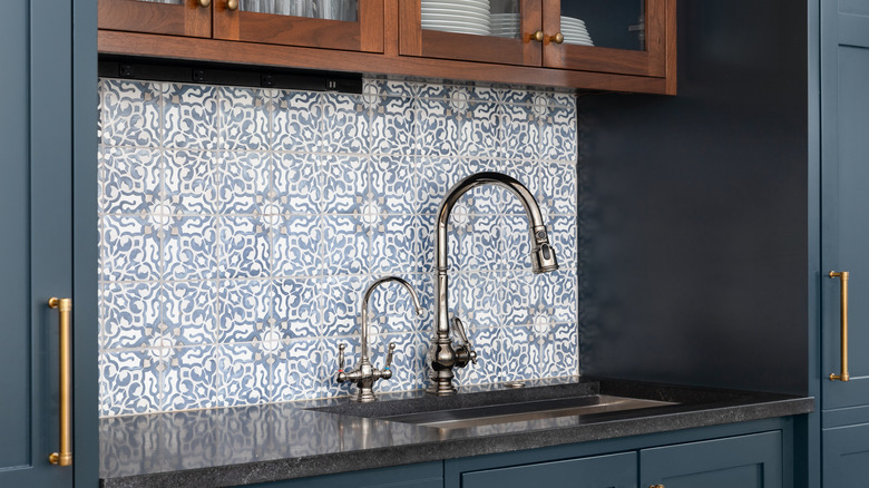 kitchen backsplash with pattern