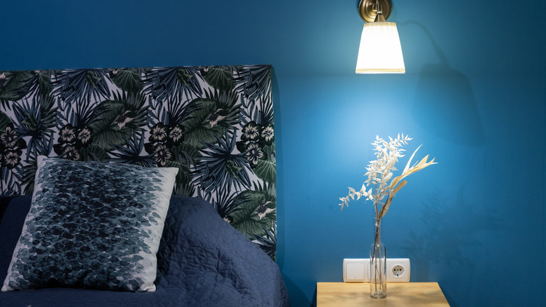 Blue bedroom accents