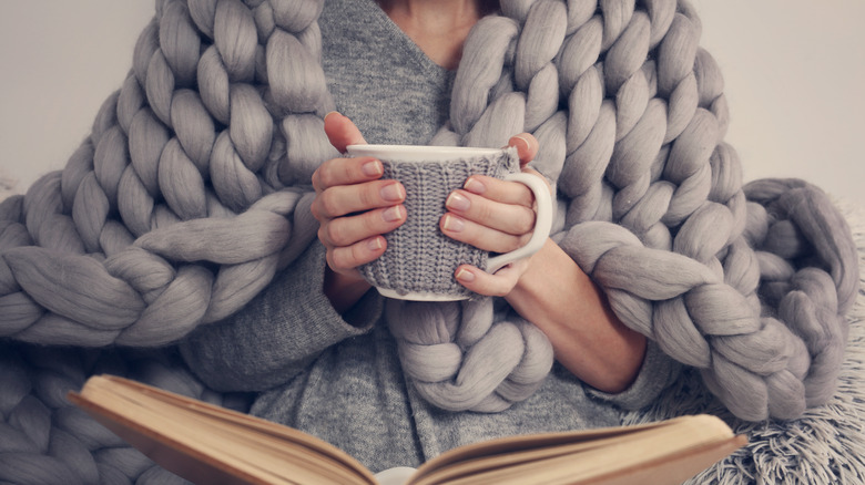 grey knitted blanket
