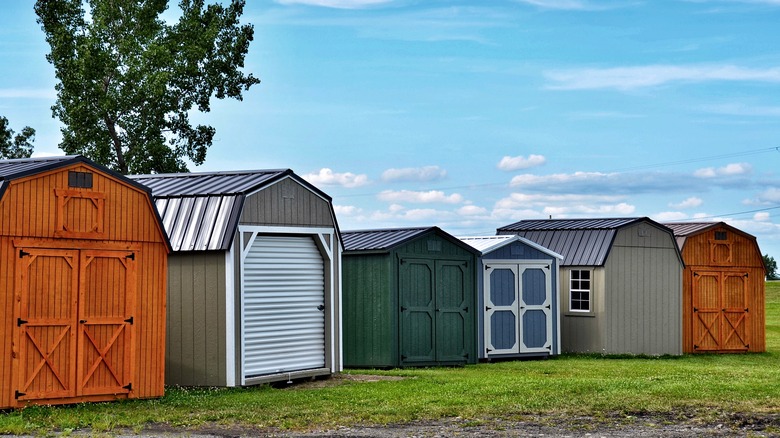 Gray red shed