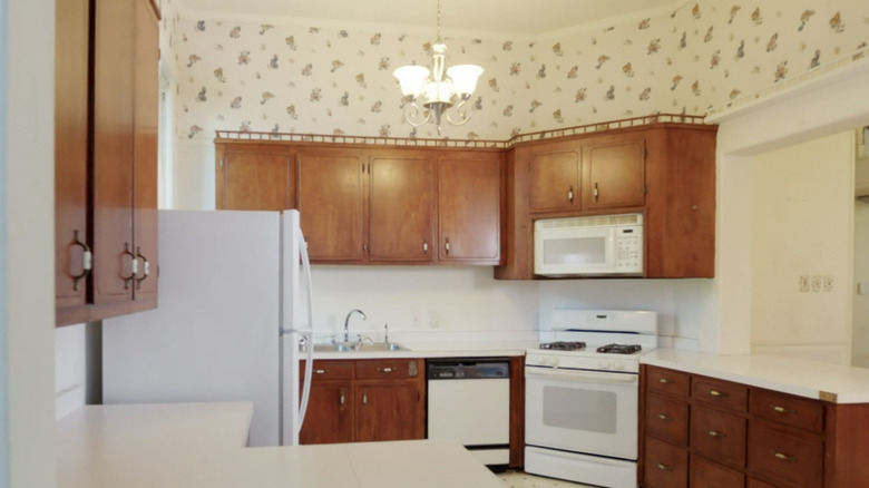 Outdated 90s kitchen