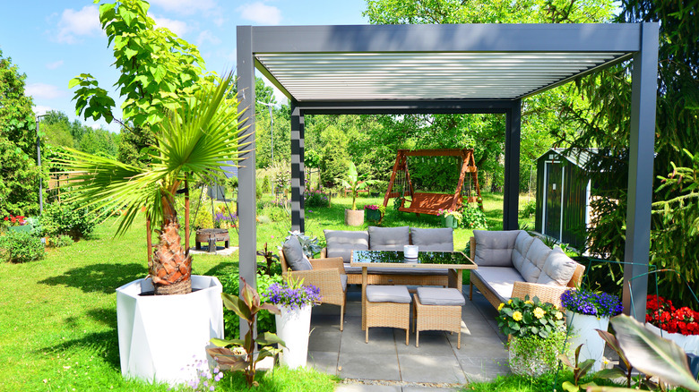 A modern aluminum pergola in an attractive garden