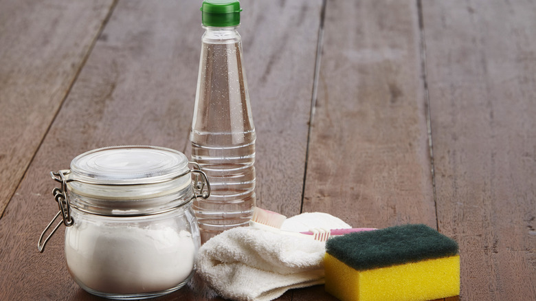 Vinegar, baking soda and sponge