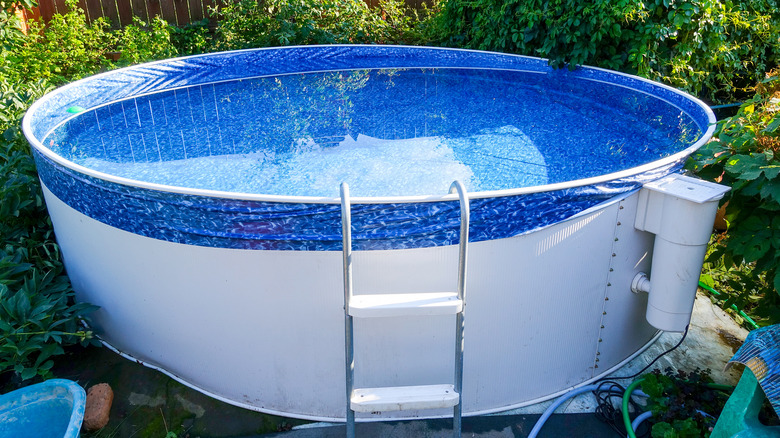 Above ground pool with liner