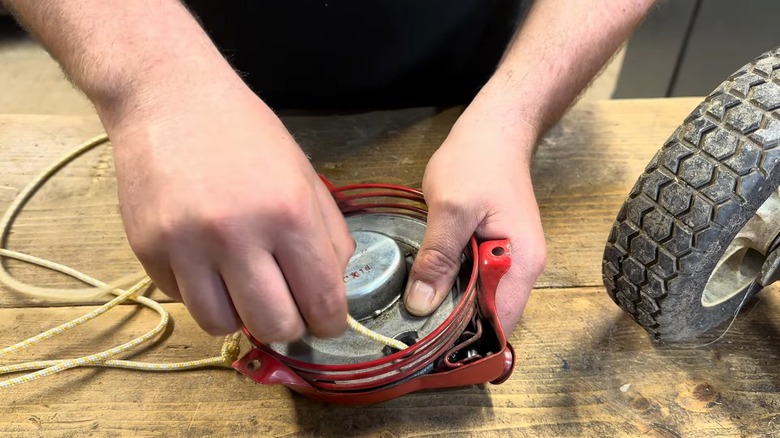 Replacing the pull cord of a lawn mower