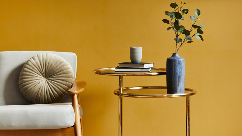 Gold walls and gold table