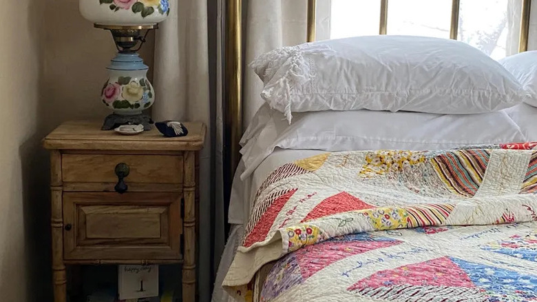A vintage quilt from the 1950s on a bed in an old-fashioned bedroom.