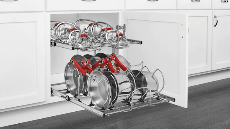 Cookware on pull-out rack