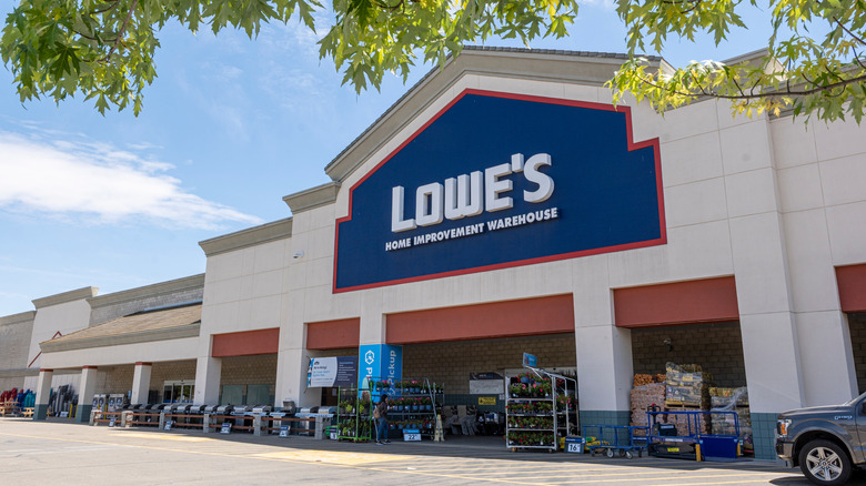 Lowe's store exterior