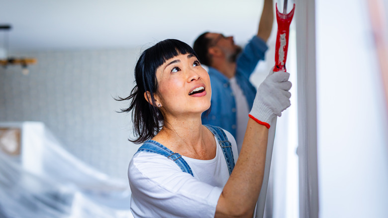 couple painting a room togehter