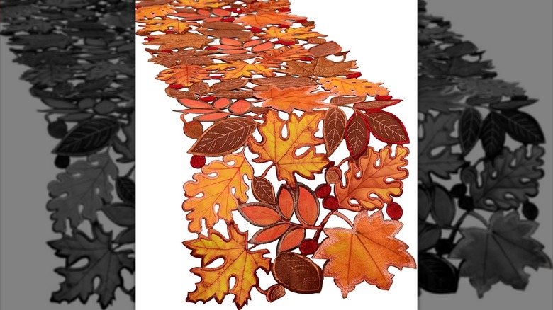 Fall leaves table runner décor