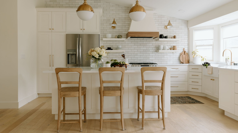 White kitchen with different lighting options