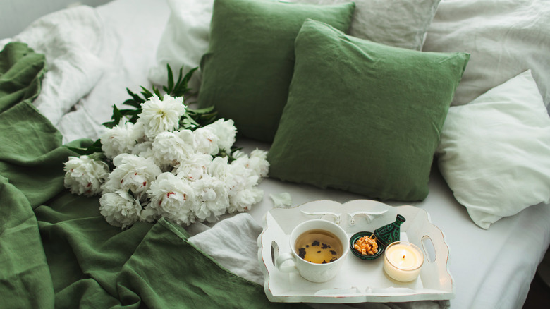 Green linen bed sheets 