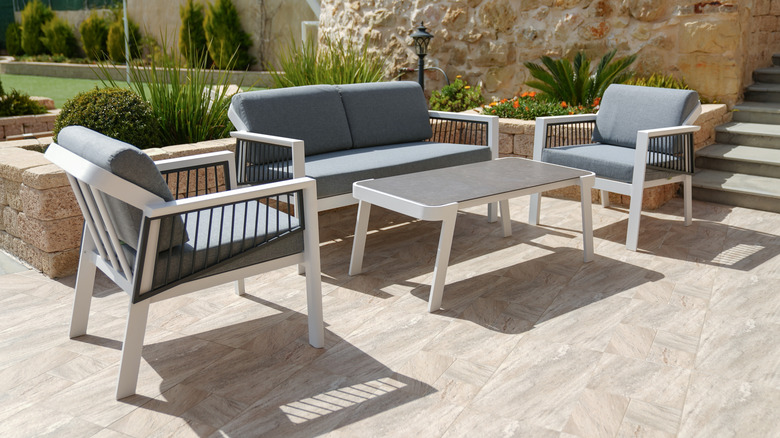 outdoor furniture made with aluminum