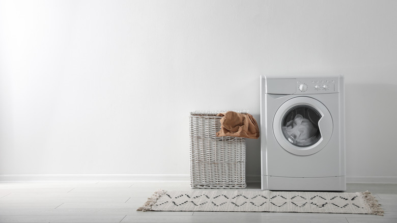 Washing machine and laundry basket