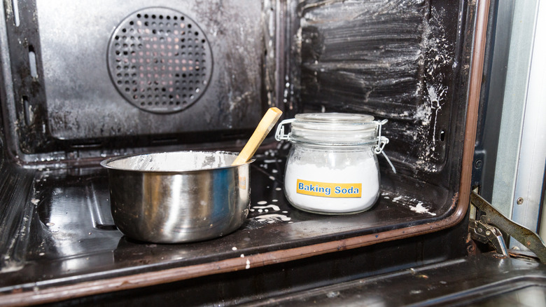 cleaning oven with baking soda
