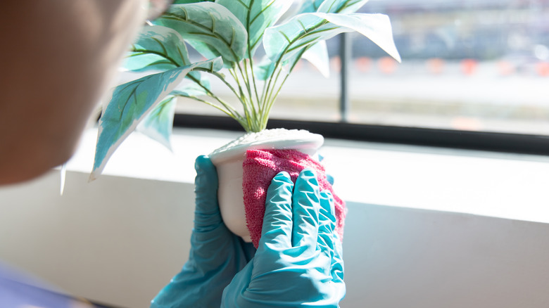 make-fake-plants-look-real-fake-dirt-from-coffee