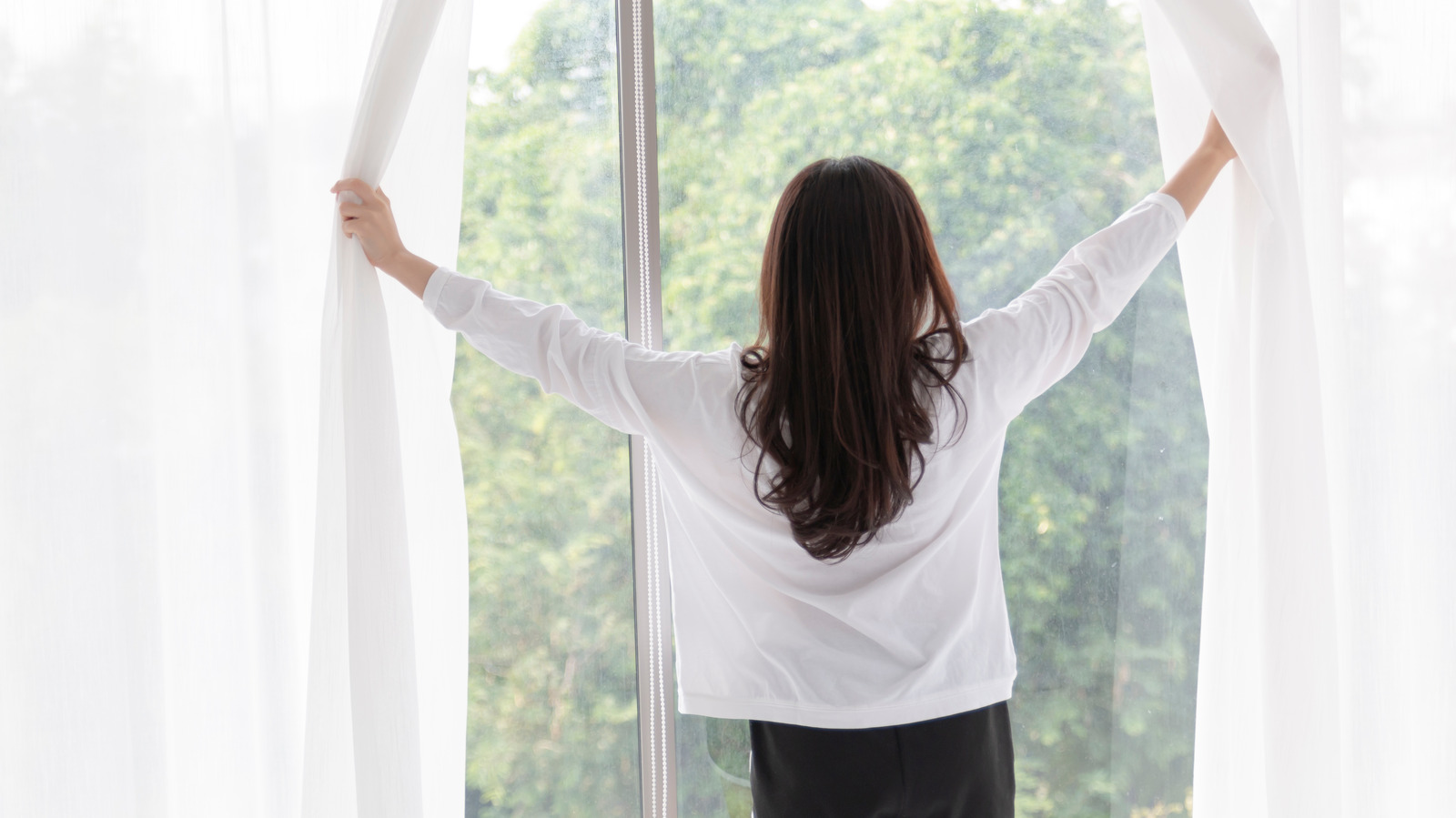 Wake window. Женщина открывает шторы. Вставать с кровати. Человек просыпается утром. Ребенок у окна.