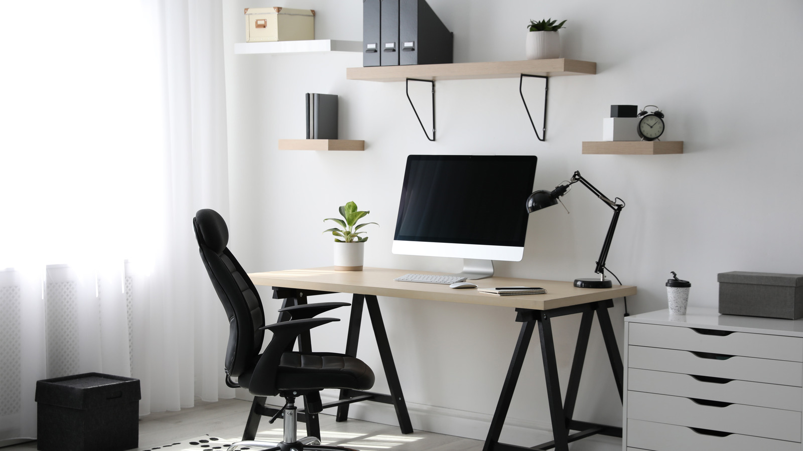 The Best Ways To Tidy Up Your Office Desk
