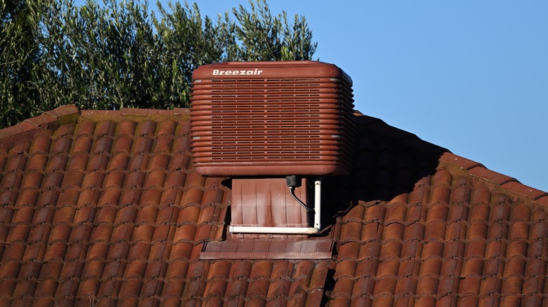 Roof-mounted swamp cooler